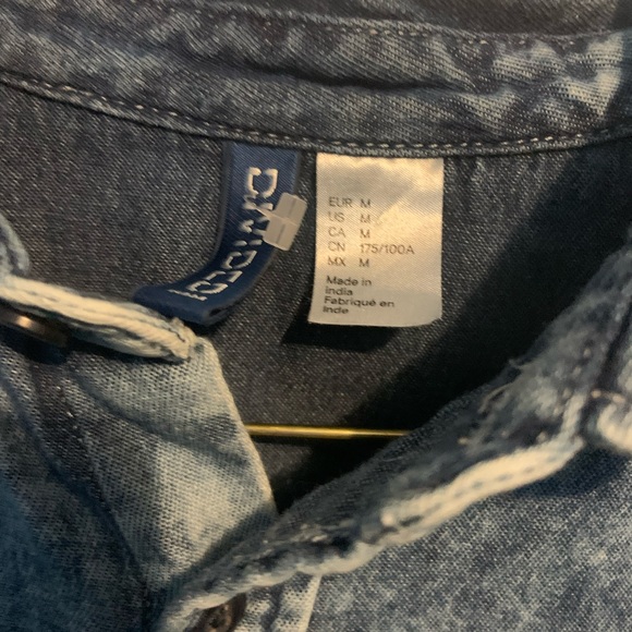 Divided H&M Denim Blue Button Up Short Sleeve Size M - Picture 2 of 3